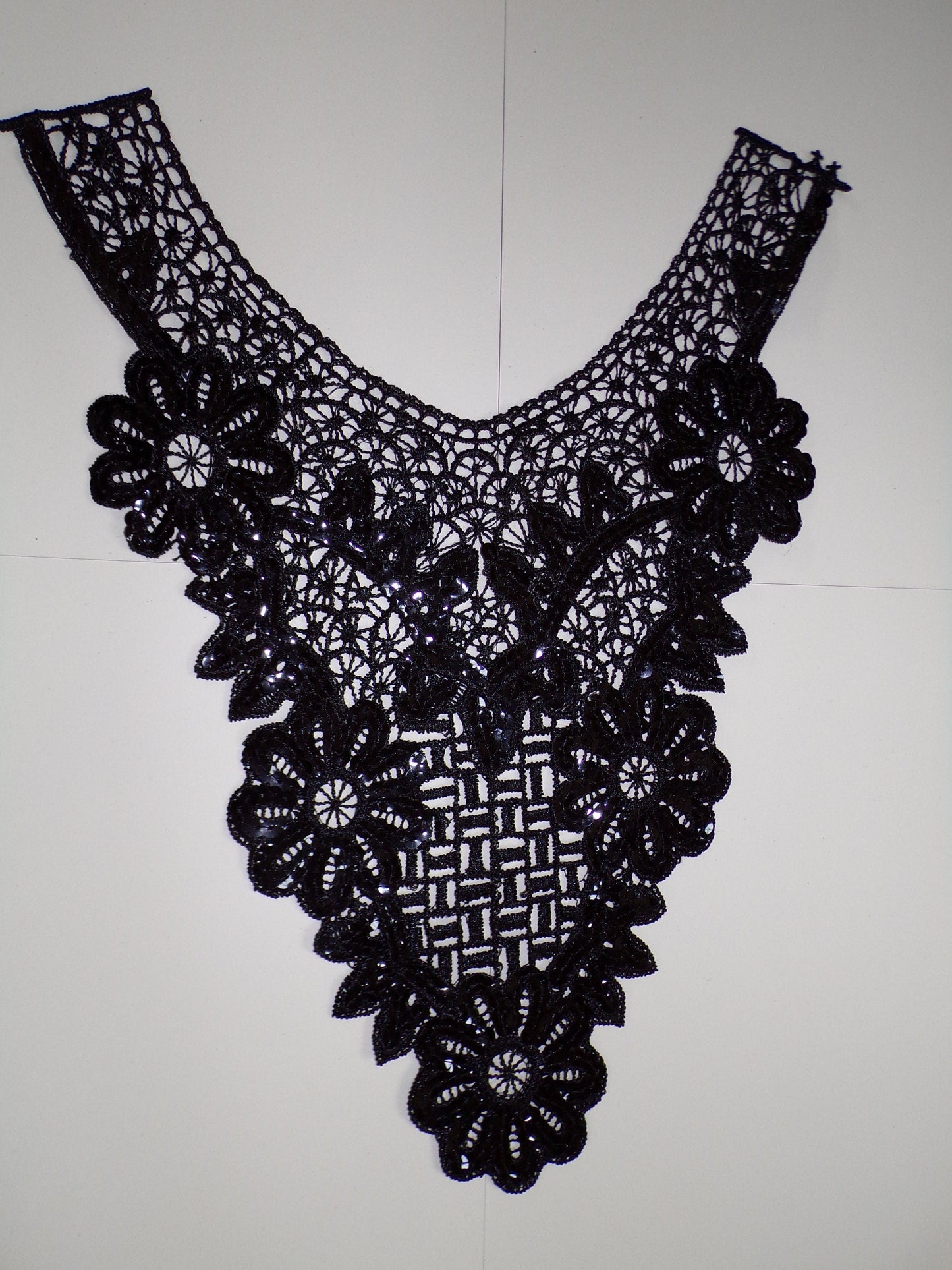 A top-quality guipure lace Necktrim