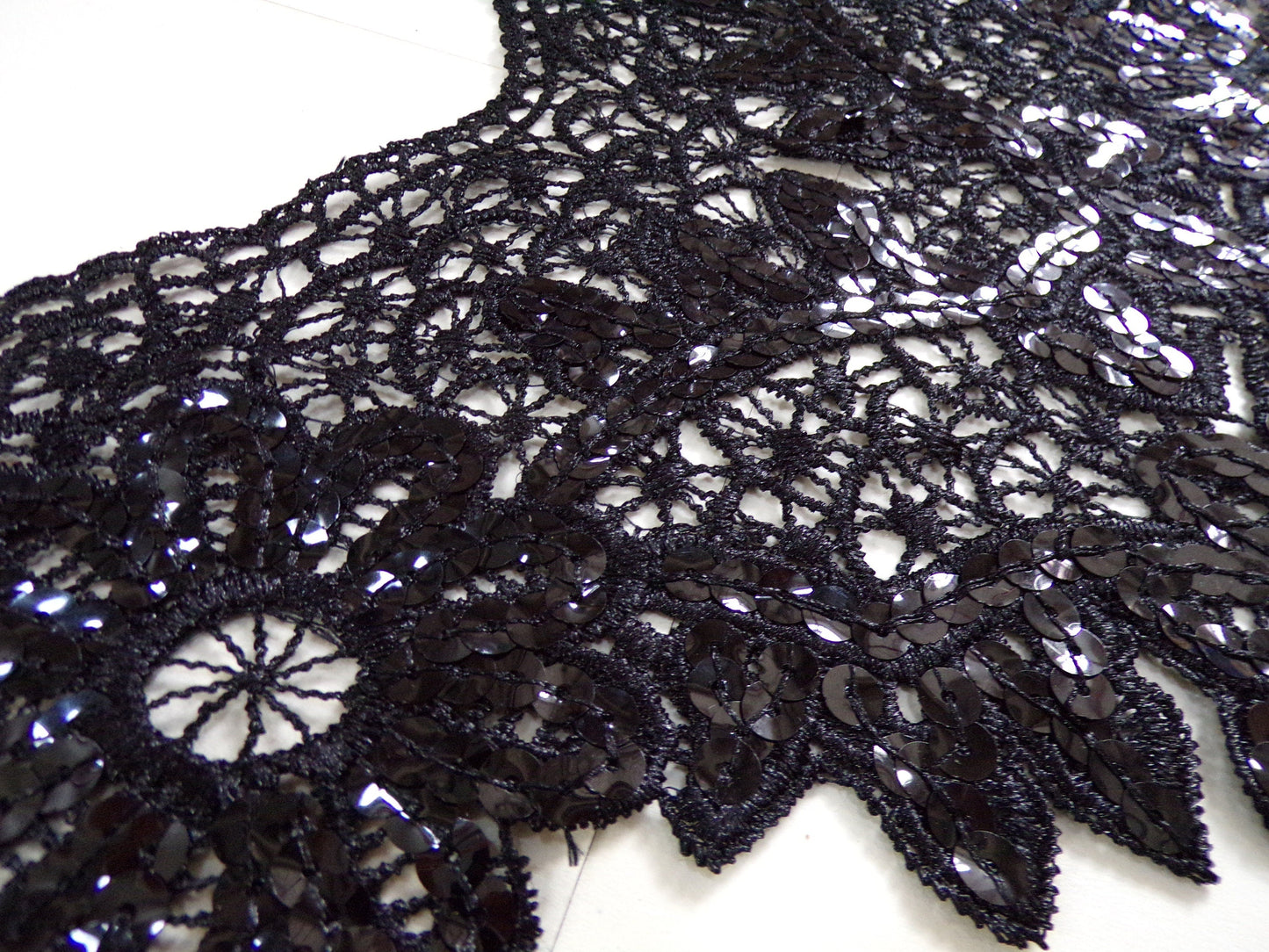 A top-quality guipure lace Necktrim