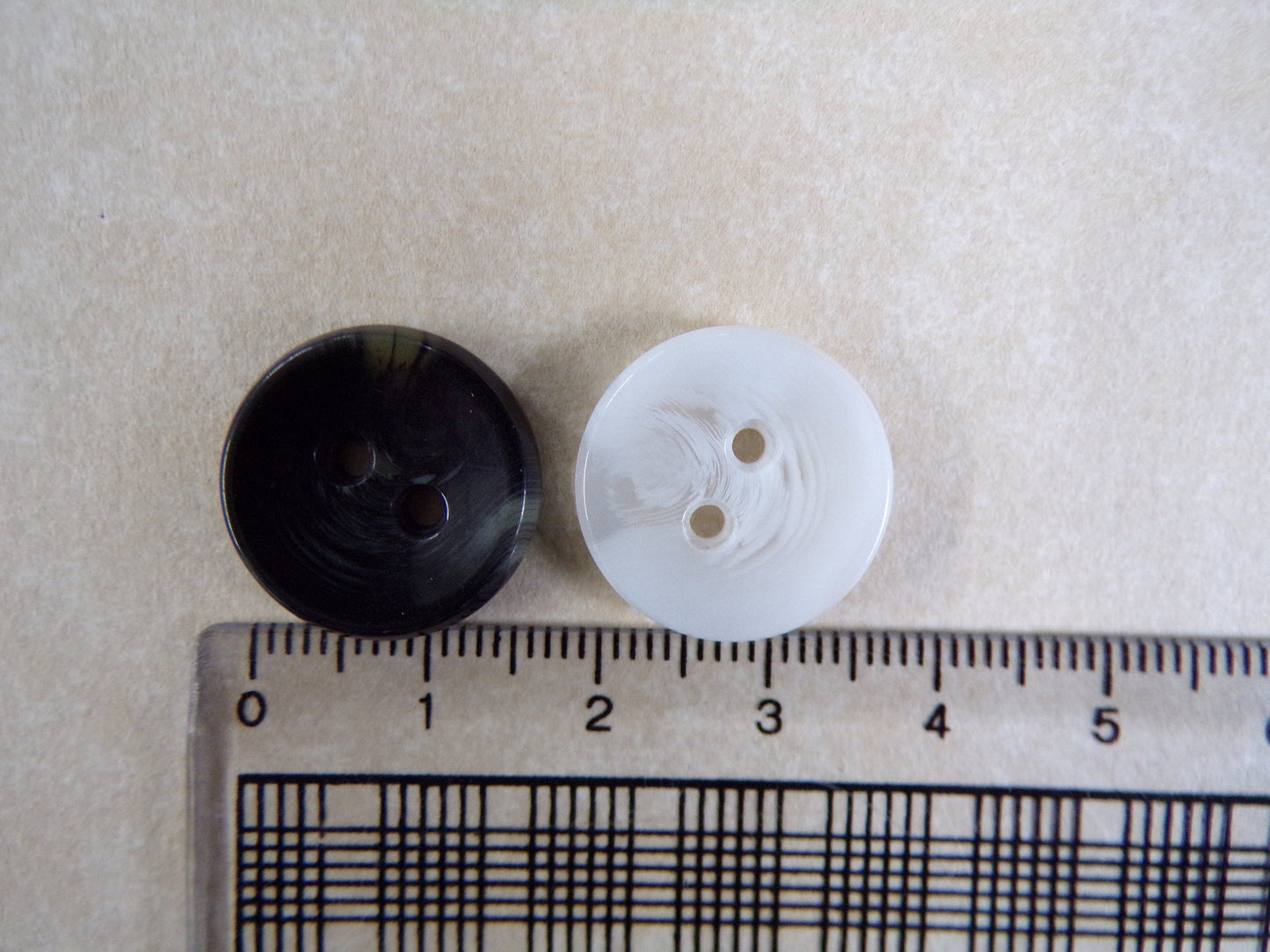 Marble buttons in 2 colours, 2-hole Buttons 18mm (28L)