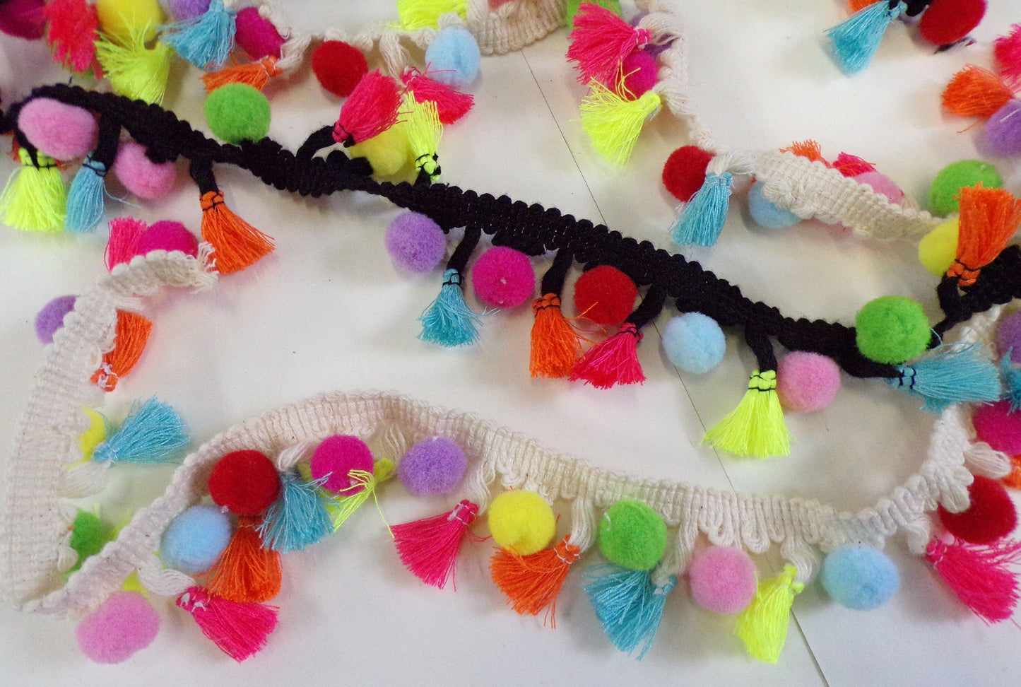 Pom Pom Balls Trim, Tape, Ribbon, Boho Trim, Sewing, Craft, 1 metre, festival trim, Pom Pom tassel, tassel