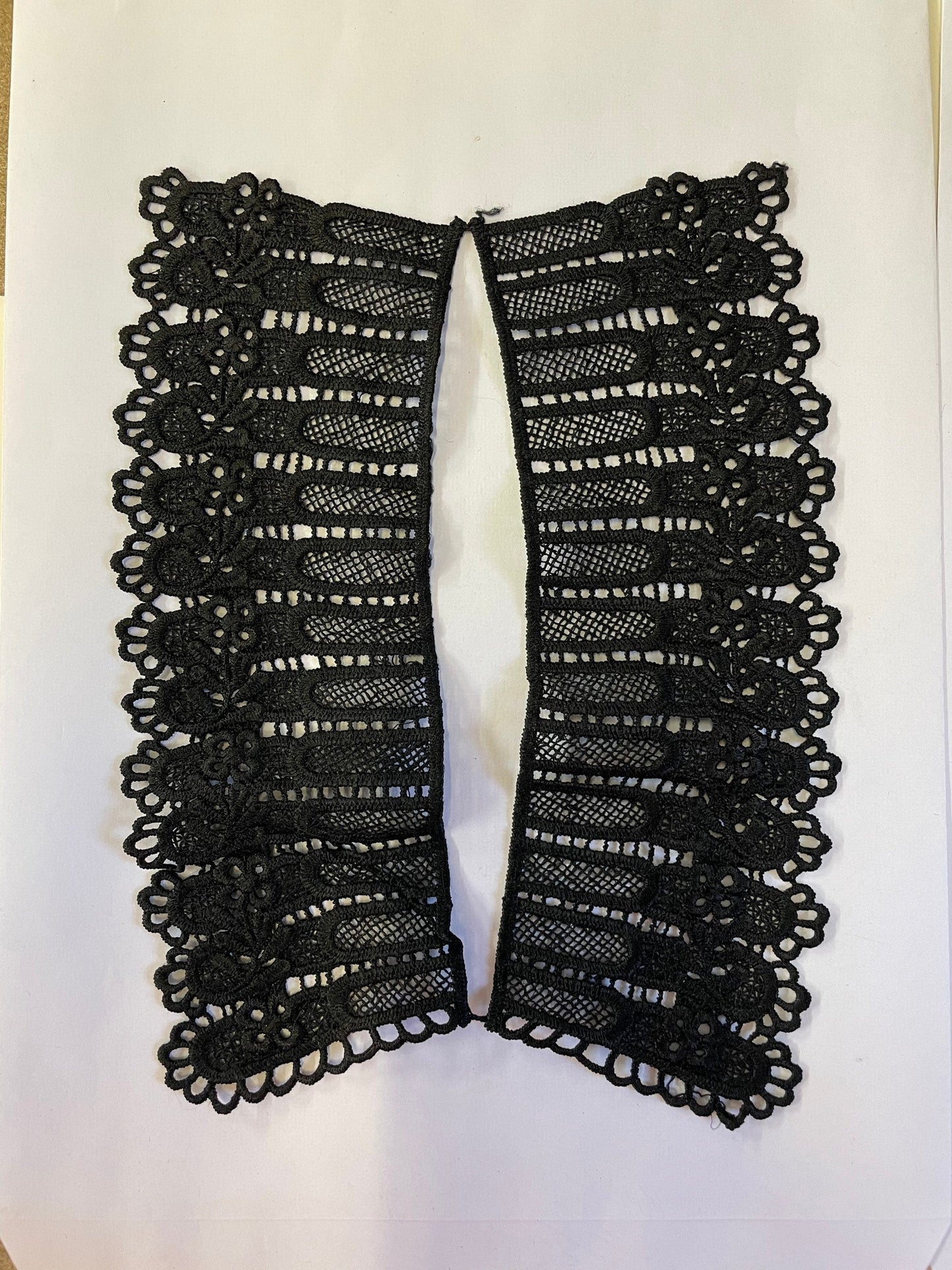 Peter Pan collar, collar, black collar, trim