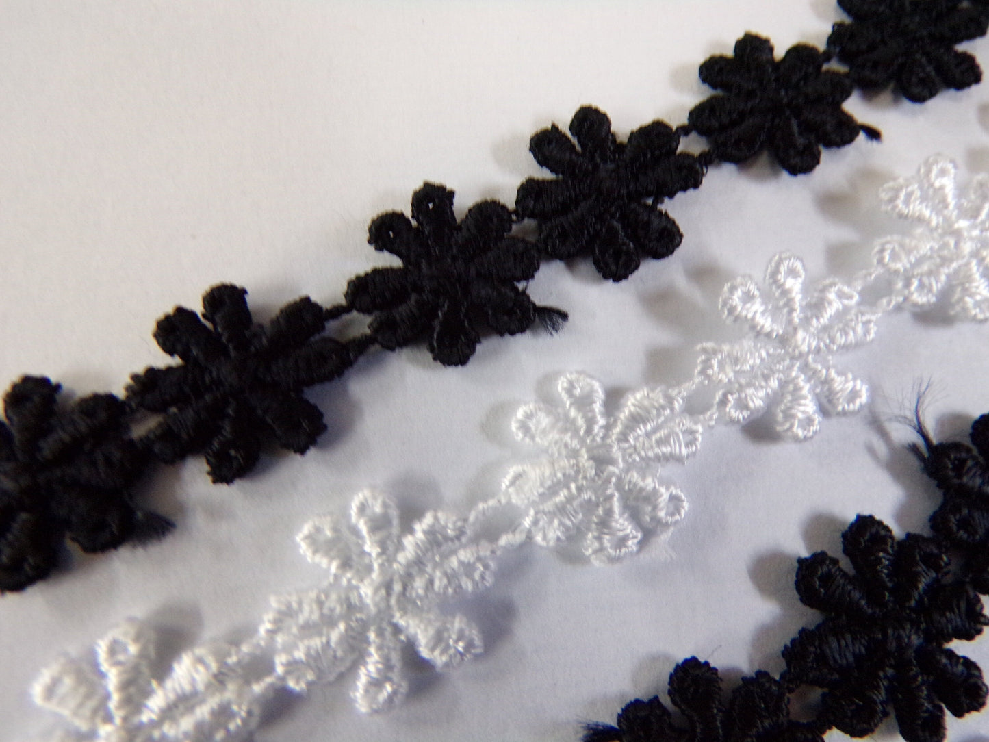 10mm Black Floral Thin Trim, Black or White Daisy Trim, Decorative Trim, Lace Tape Trim, Decor, Sewing, Daisy trim, flower tape, 2 mtrs