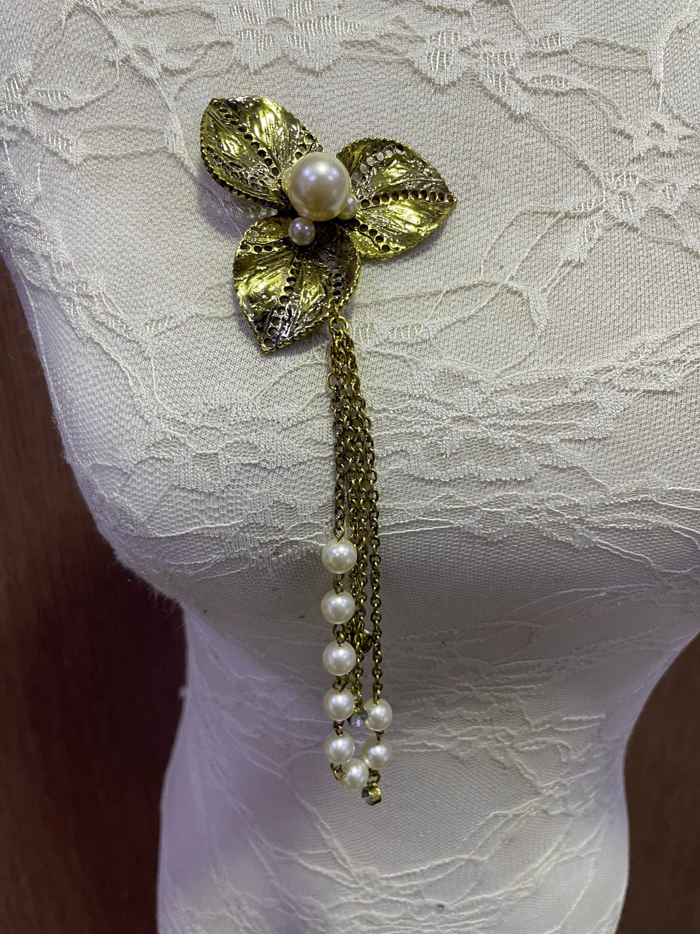 Brooch, dull gold brooch, flower brooch, pin on flower, vintage brooch
