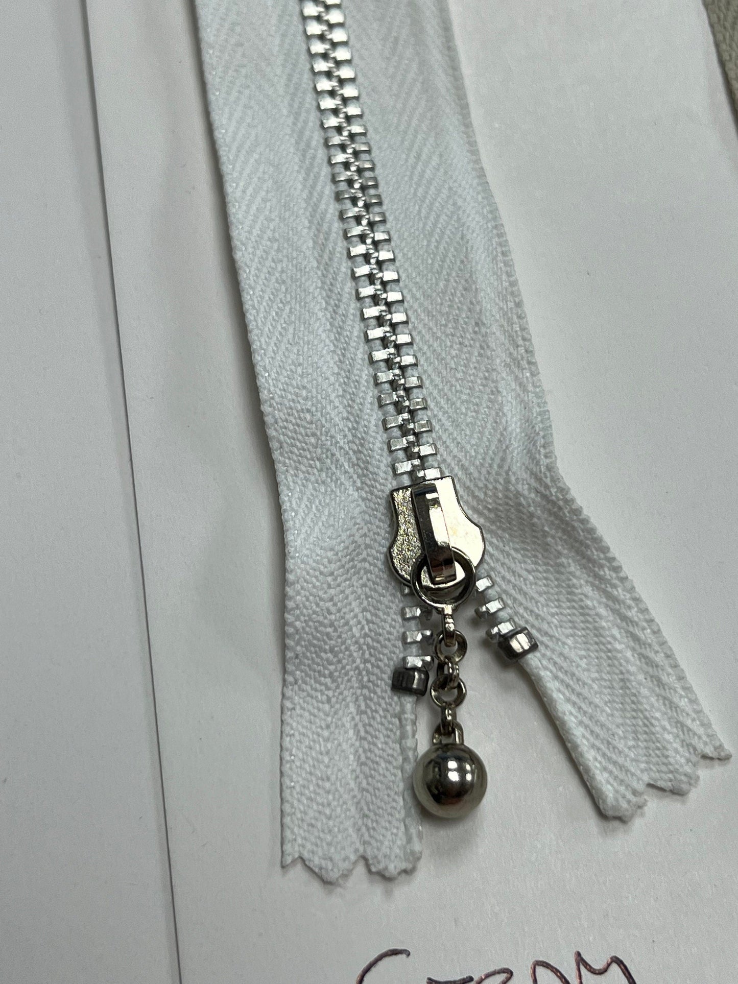 4'' YKK Metal Closed End Zip, Cream Zip, Beige Zip, YKK Zip, Metal Zip, 4'' Zip, Closed End Zip, Coloured Zip, Dress Zip, Bag Zip, Jacket