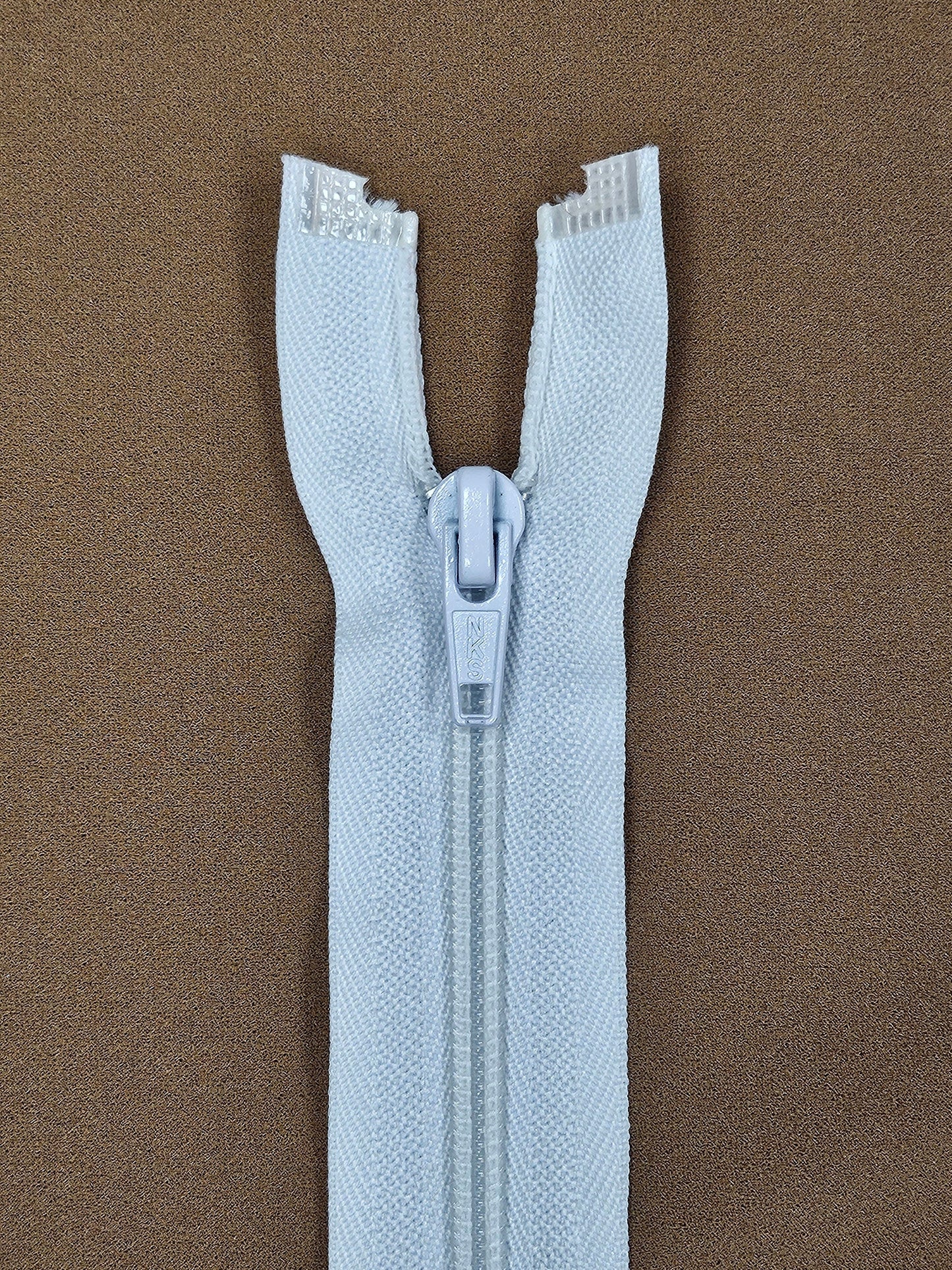 30" White Open ended zip, open ended zip, plastic teeth, metal puller/slider.