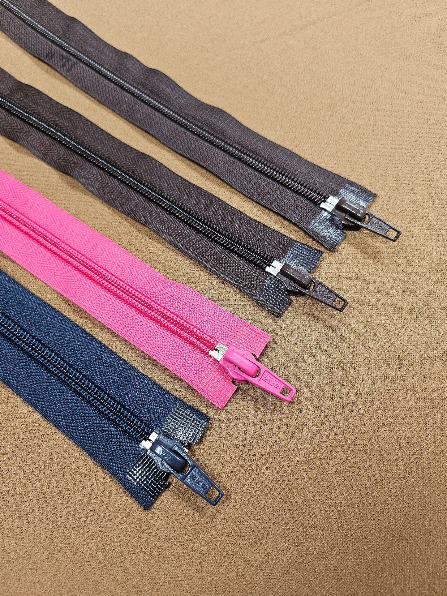 21"-14" Double-sided zips, plastic teeth, metal puller/slider, 2 way zips, two puller zips