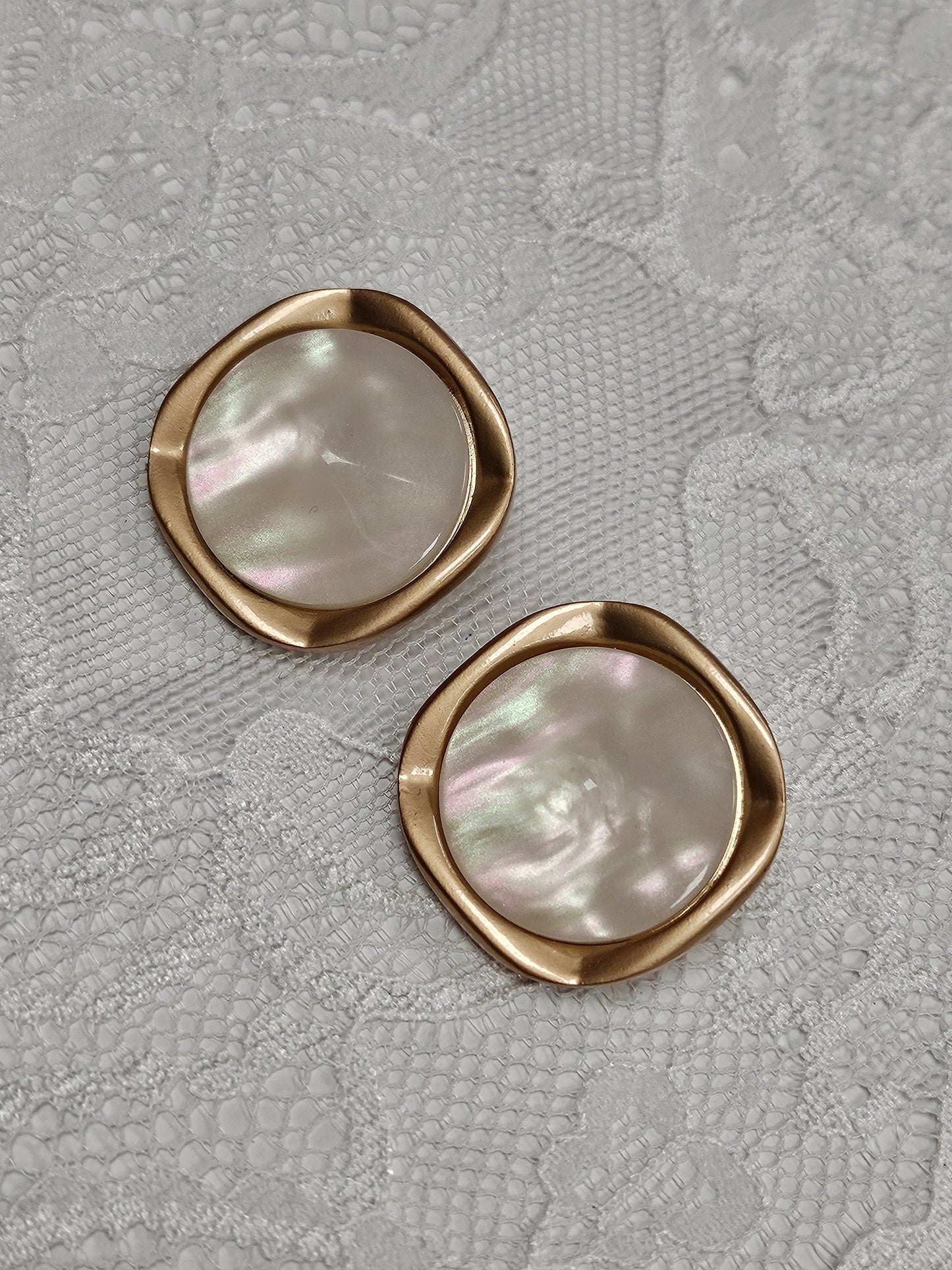 40L 25mm White Pearl-Effect Metal Shank Button, Gold Button, fashion buttons, metal shank buttons, pearlescent fashion shank button