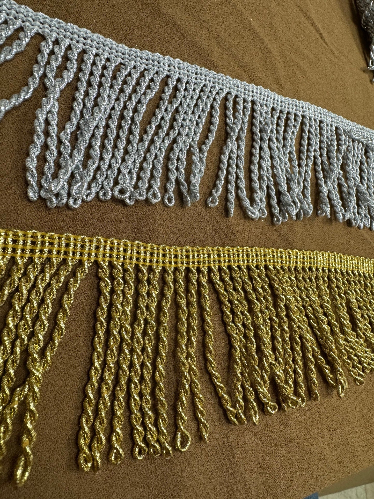 Lurex fringe, fringing, fringe, metallic fringe, gold fringe, silver fringe.