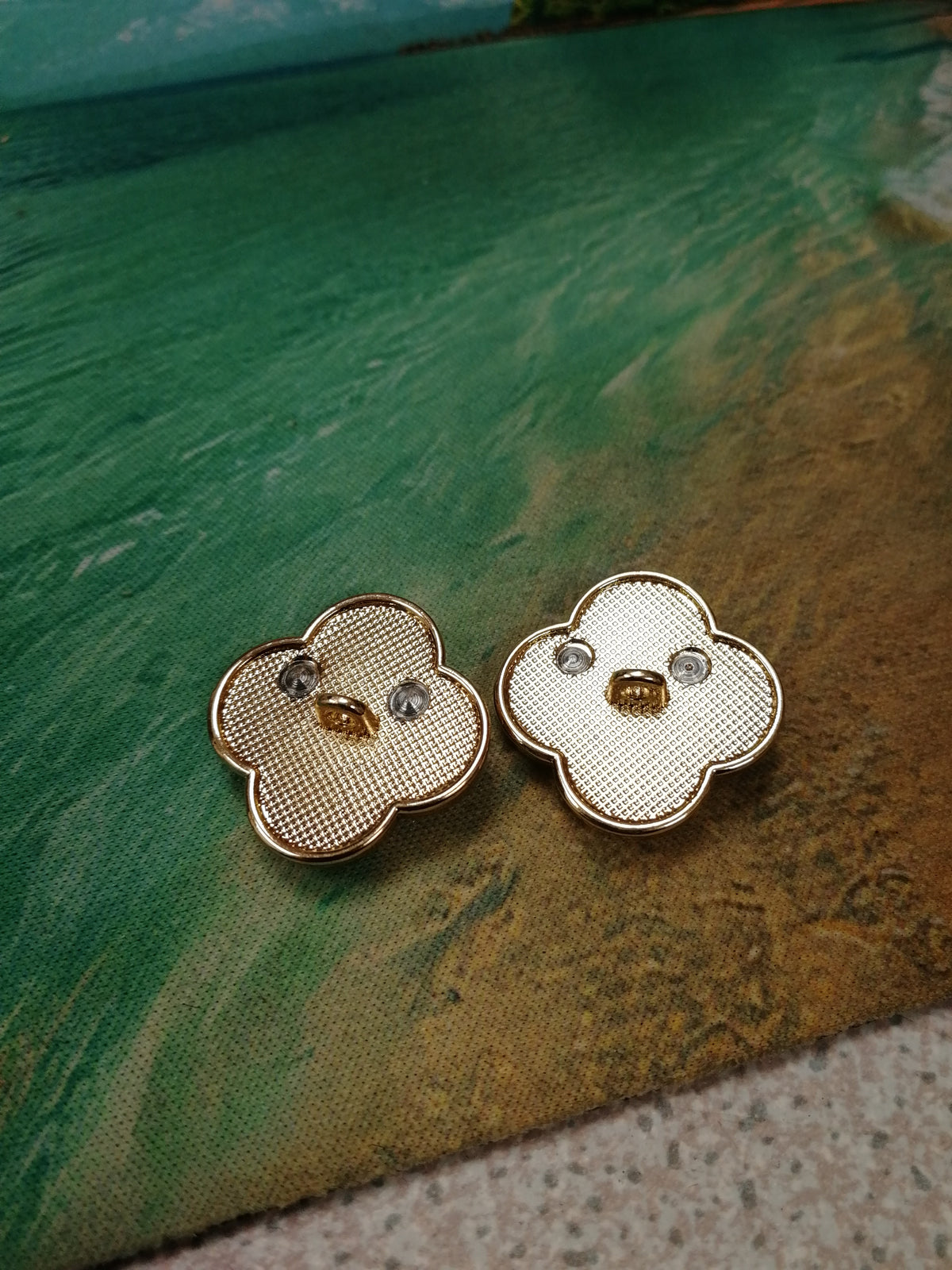 A Stunning Flower Button In Gold with White Or Pink Middles