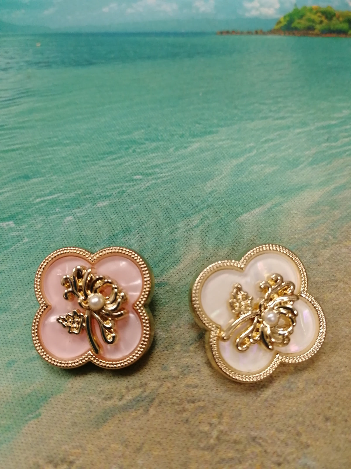 A Stunning Flower Button In Gold with White Or Pink Middles