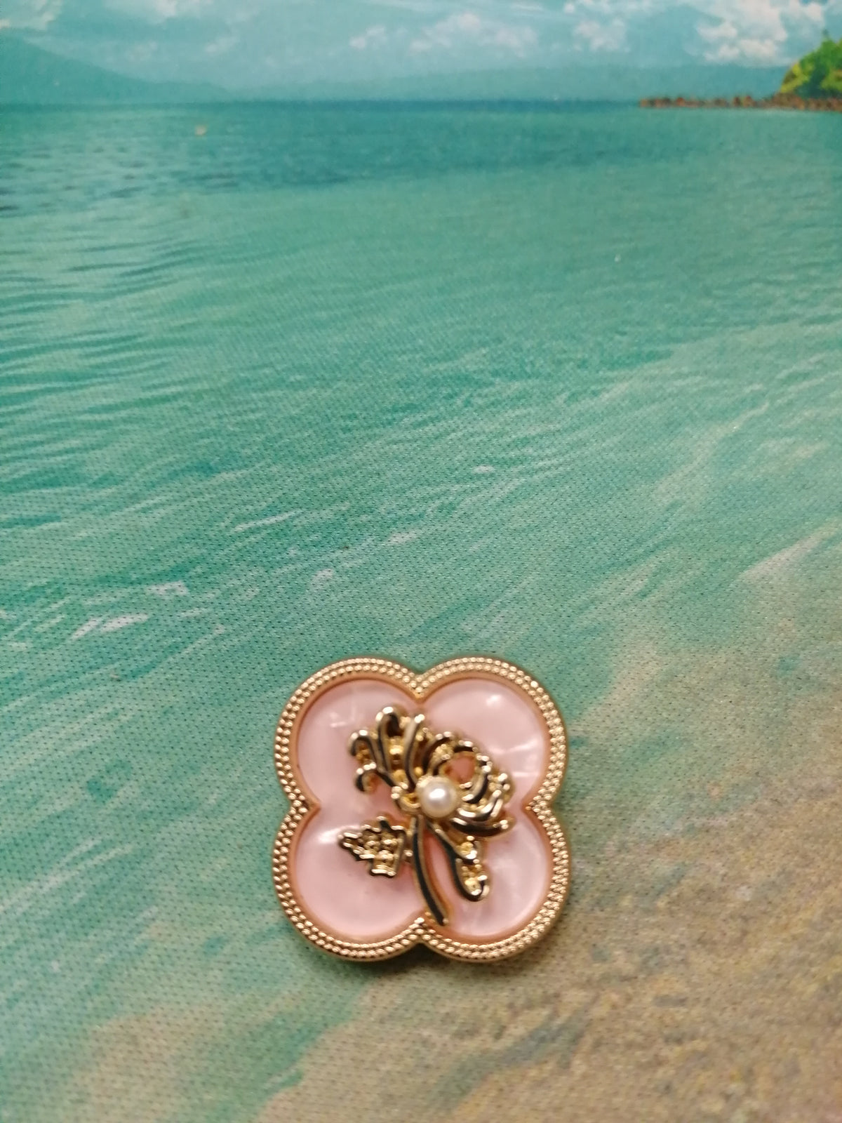 A Stunning Flower Button In Gold with White Or Pink Middles