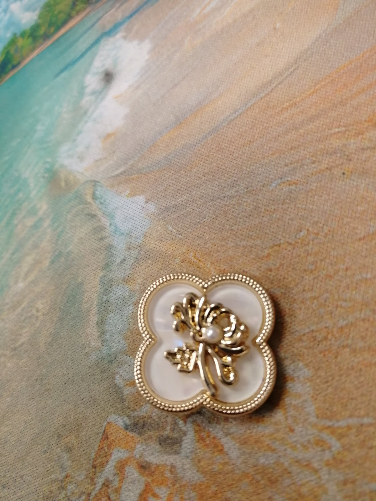 A Stunning Flower Button In Gold with White Or Pink Middles