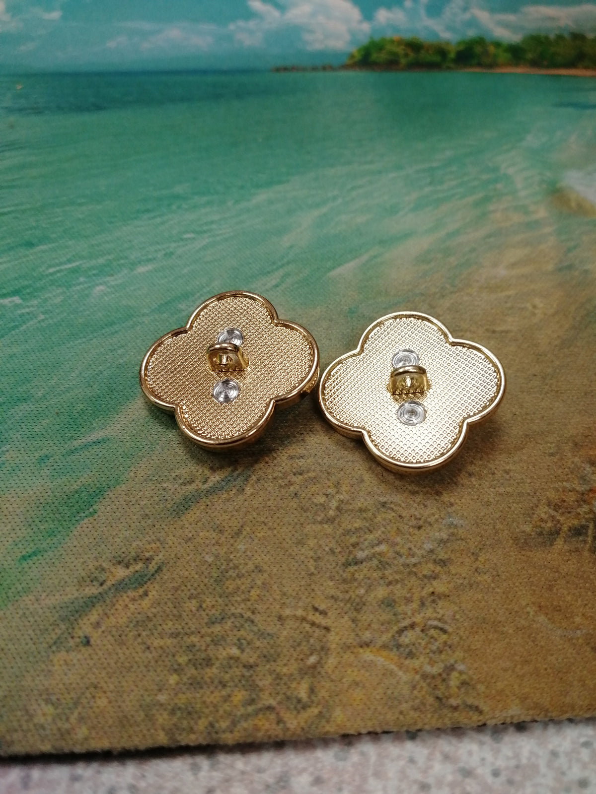 A Stunning Flower Button In Gold with White Or Pink Middles