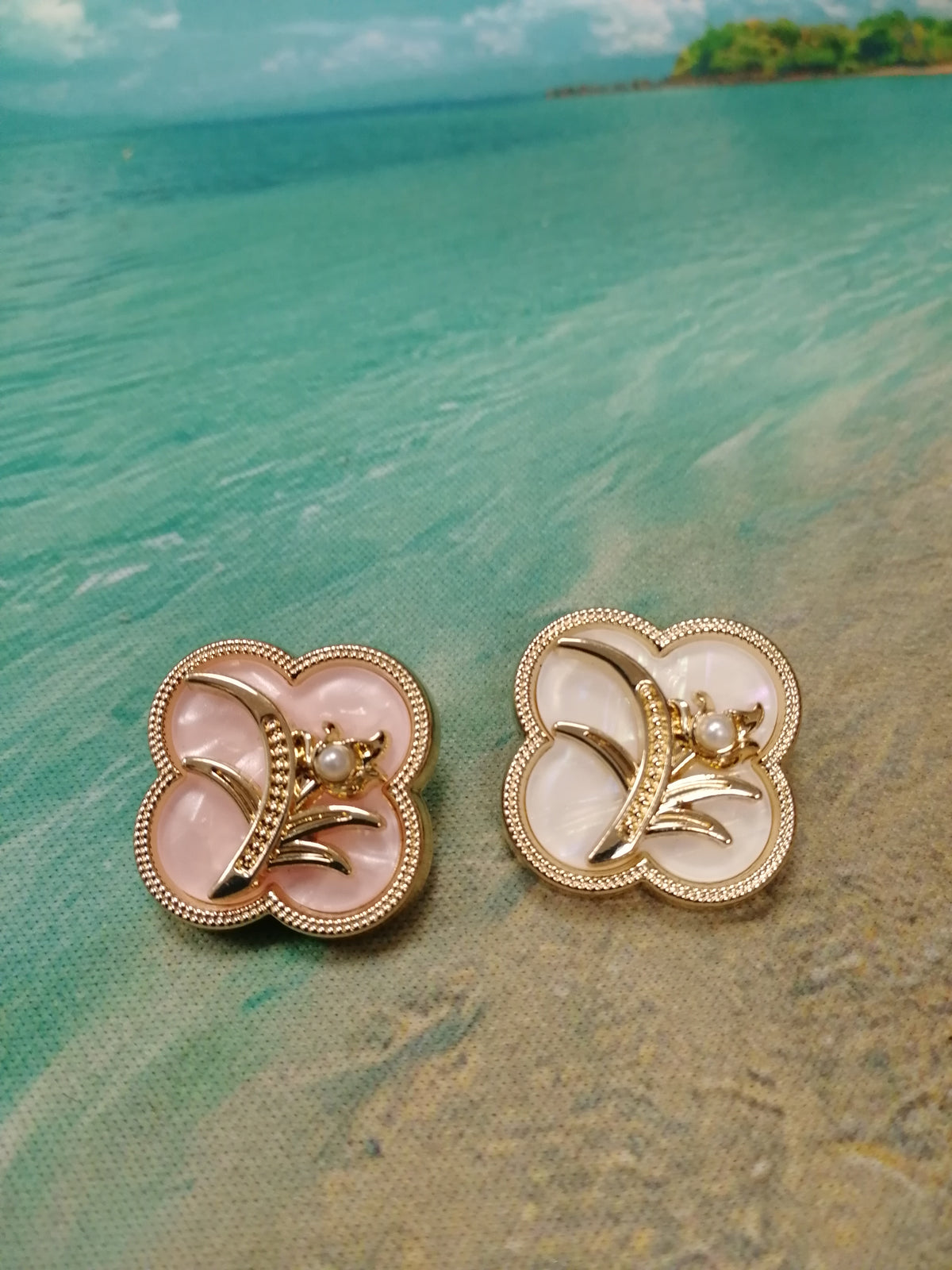 A Stunning Flower Button In Gold with White Or Pink Middles
