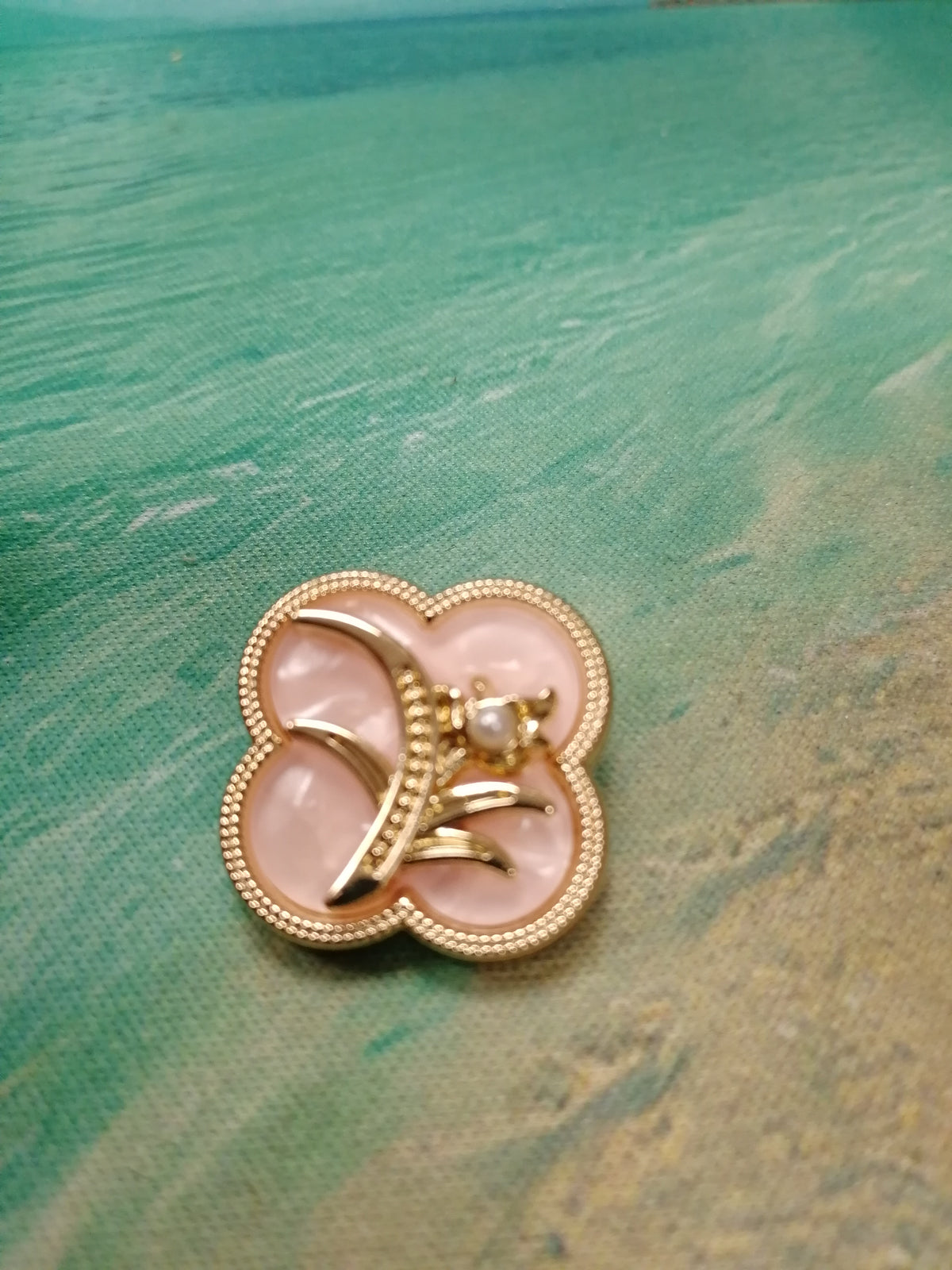 A Stunning Flower Button In Gold with White Or Pink Middles