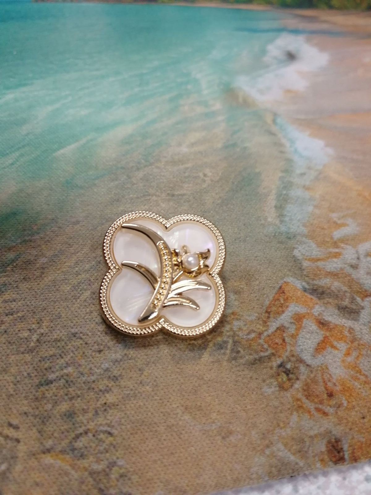 A Stunning Flower Button In Gold with White Or Pink Middles