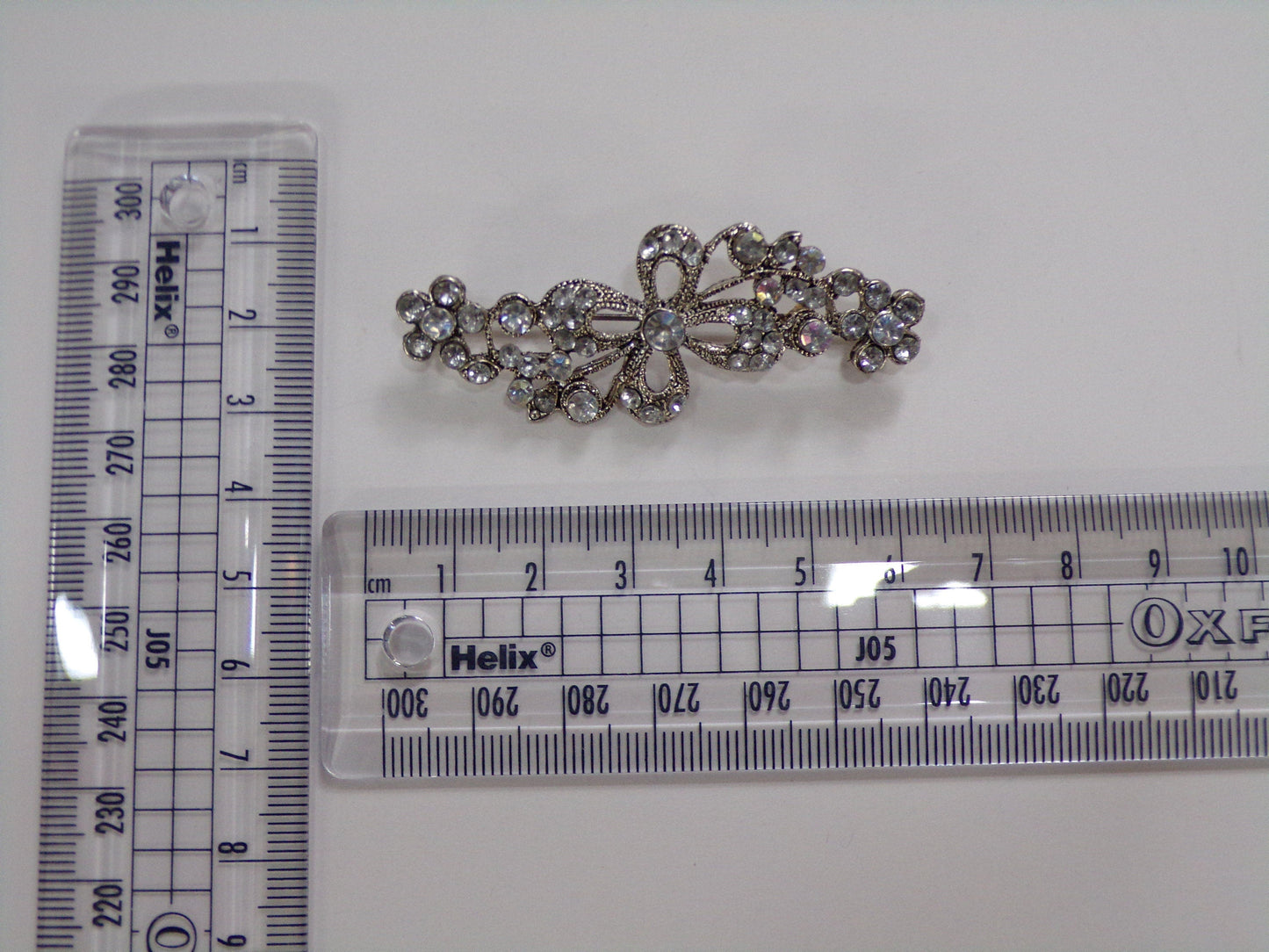 An Attractive Diamante Flower Brooch, flower brooch, brooch, silver brooch, diamanté brooch