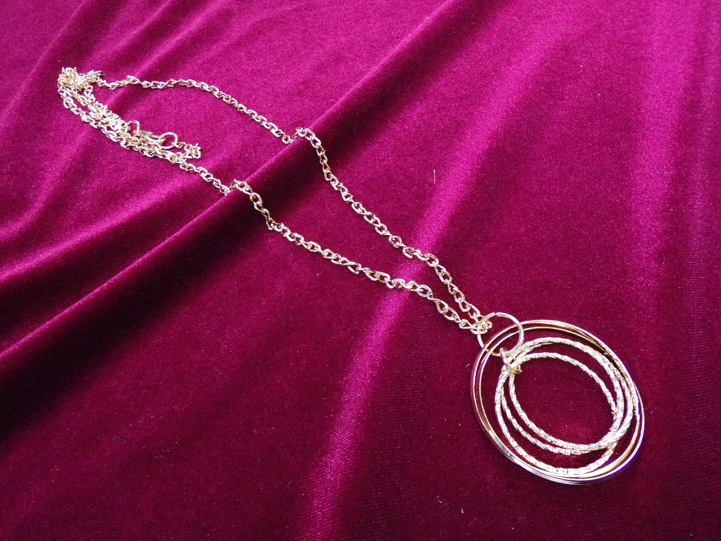 Interlocking Circle Necklace, necklace, circle pendent