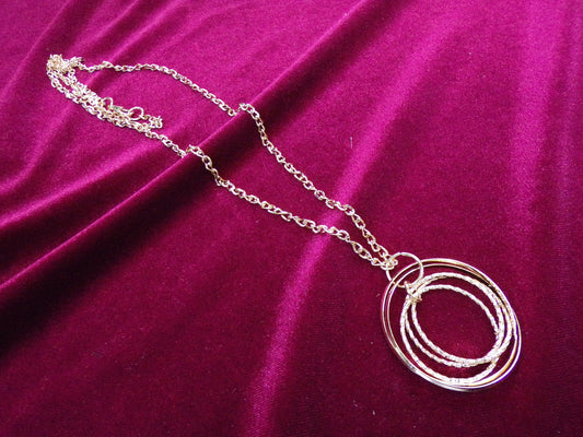 Interlocking Circle Necklace, necklace, circle pendent