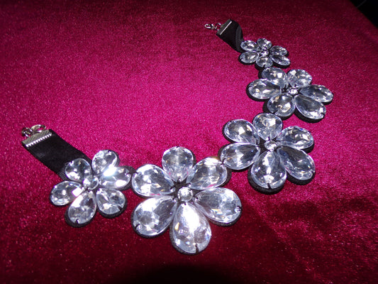 Daisy Jewel Neck Trim with clips
