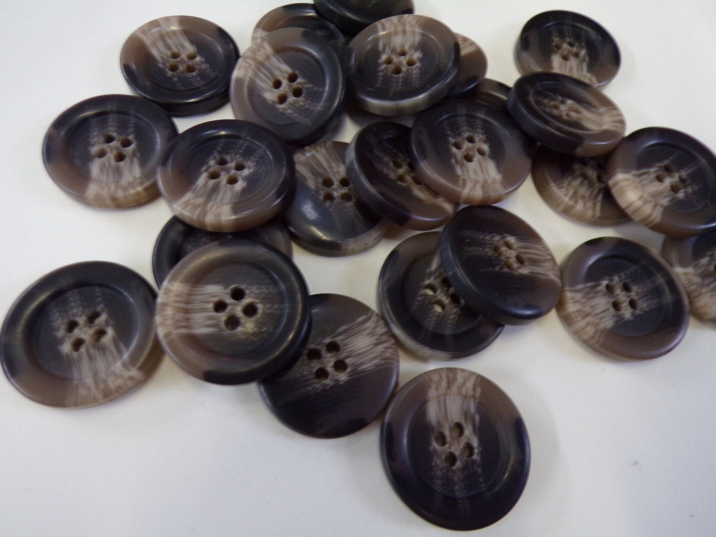 6pcs - Horn Buttons, 4-hole 25mm 40L, large buttons, multi colour buttons, great quality, bone buttons, brown buttons. Horn button, brown