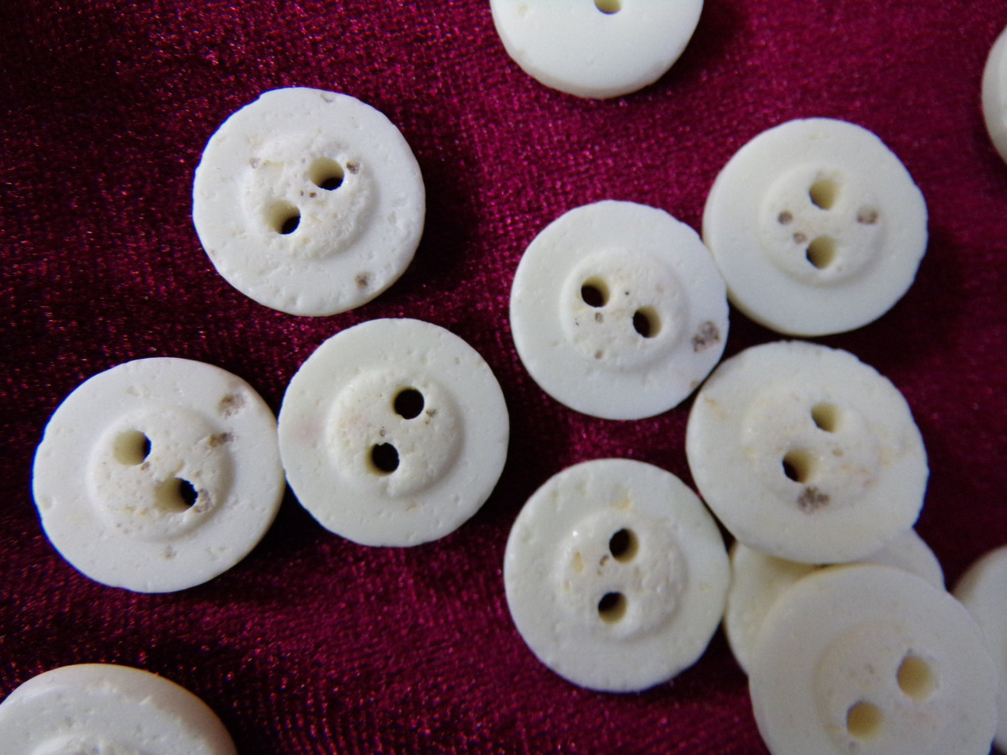 Beautiful Buttons, 2-hole 15mm 24L 6pcs, white buttons, ivory buttons