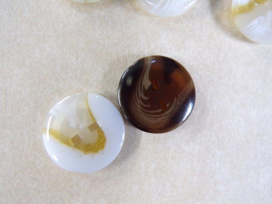 Trendy Horn buttons in 2 colours, White or Brown 18mm (28L) special slit style holes