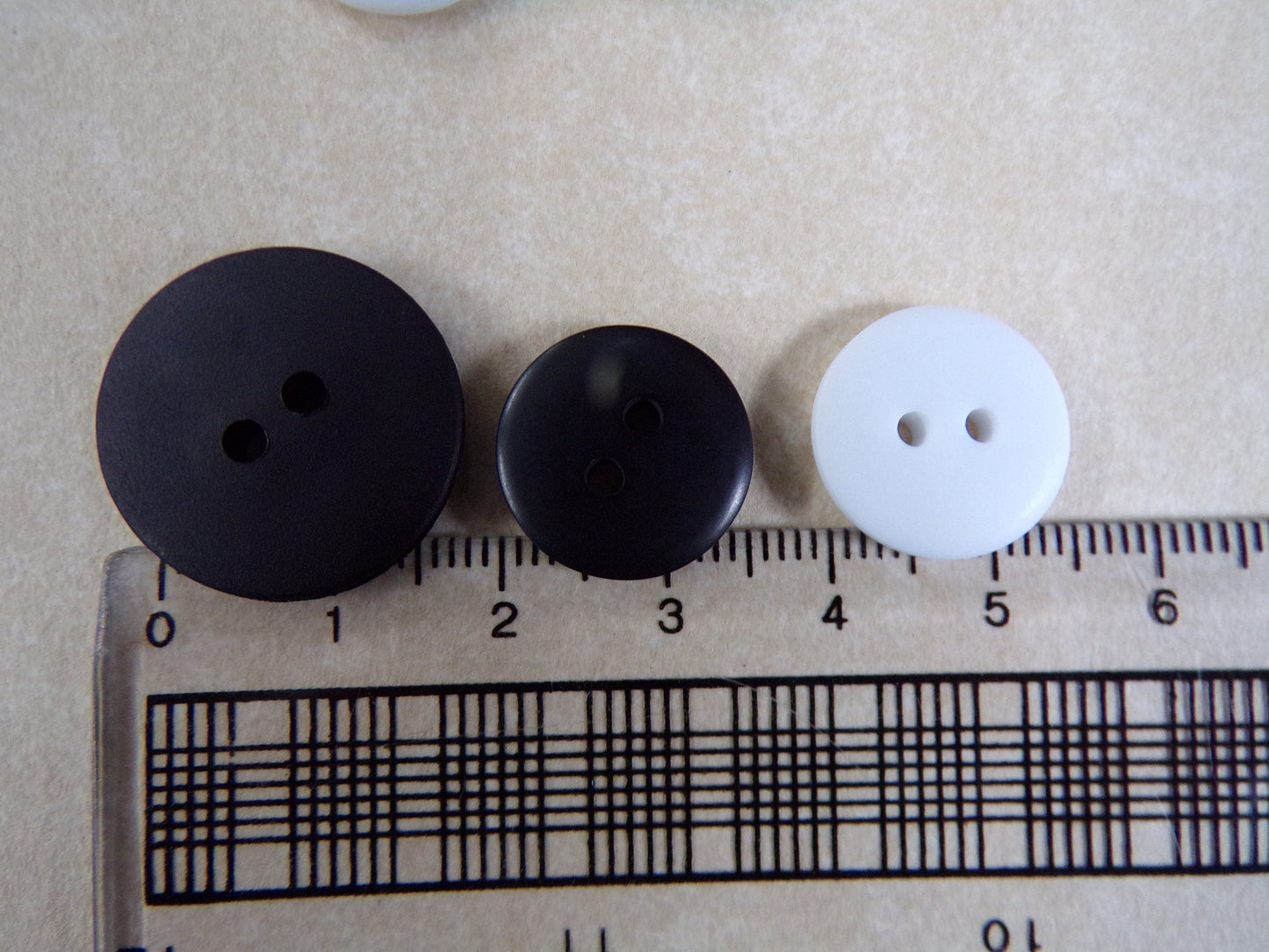 Polyester smarty buttons 24L 32L Black White