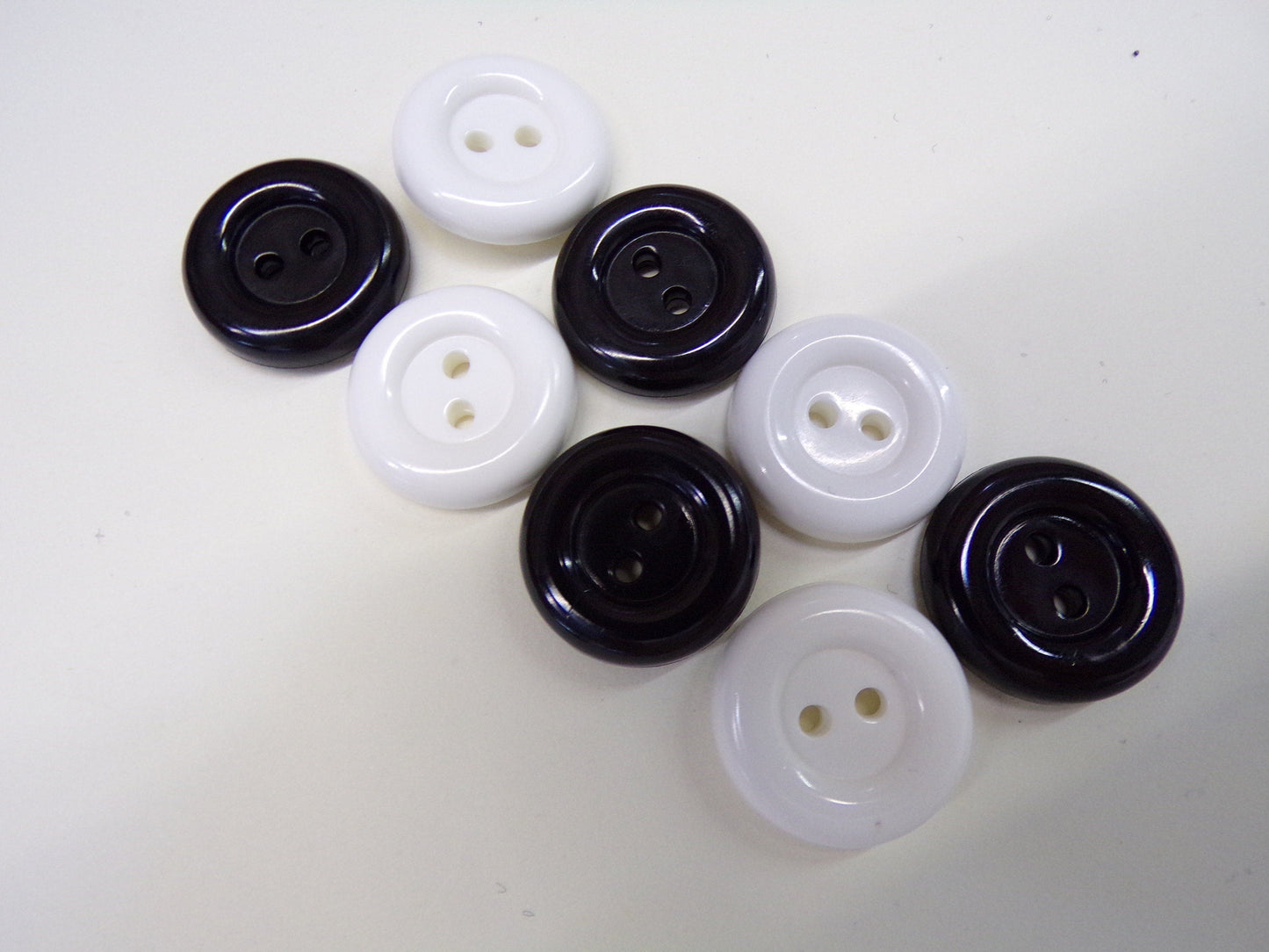 6pcs Black White Buttons 20mm(32L) 25mm(40)