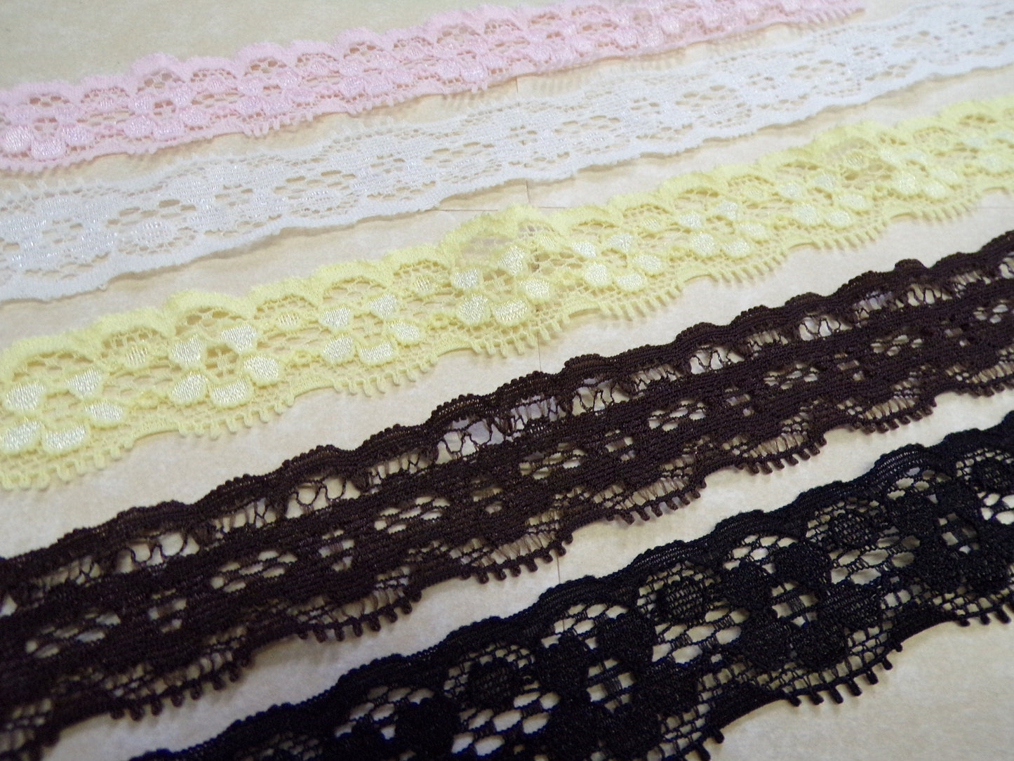 2.5 cm wide Stretch Lace Trim in 5 colours, lace, stretch lace, lingerie lace, fashion lace