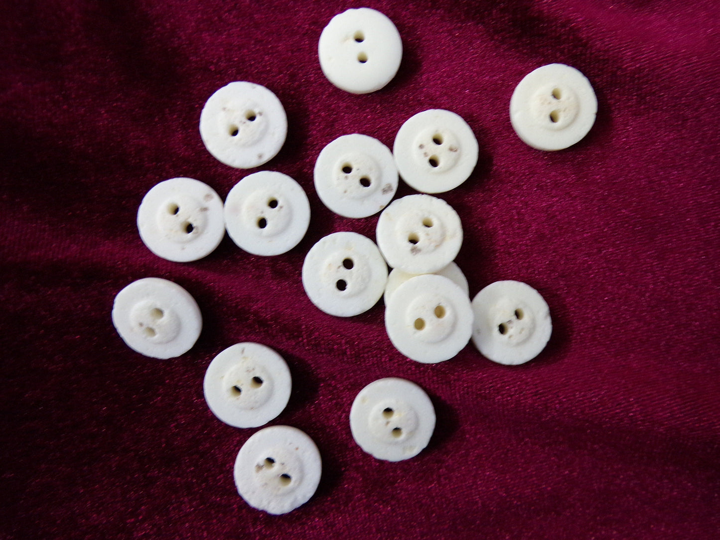 Beautiful Buttons, 2-hole 15mm 24L 6pcs, white buttons, ivory buttons