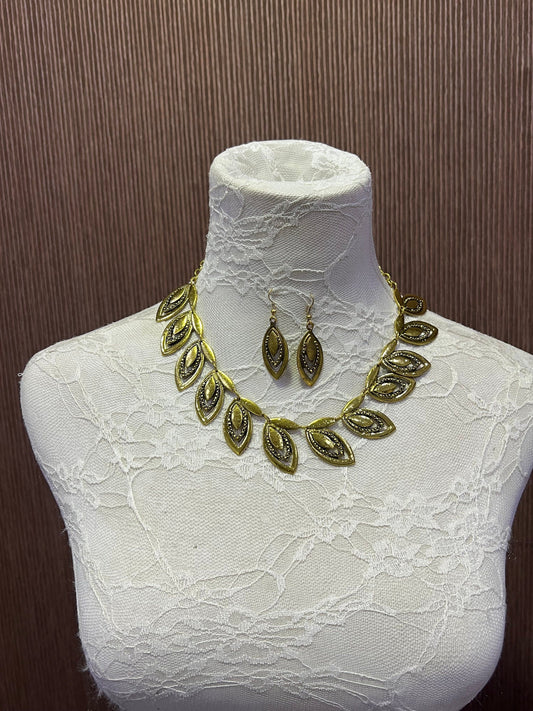 Antique gold leaf pattern Necklace, Chain Necklace, Aztec, Aztec necklace, Plated Necklace, antique gold necklace, vintage, costume