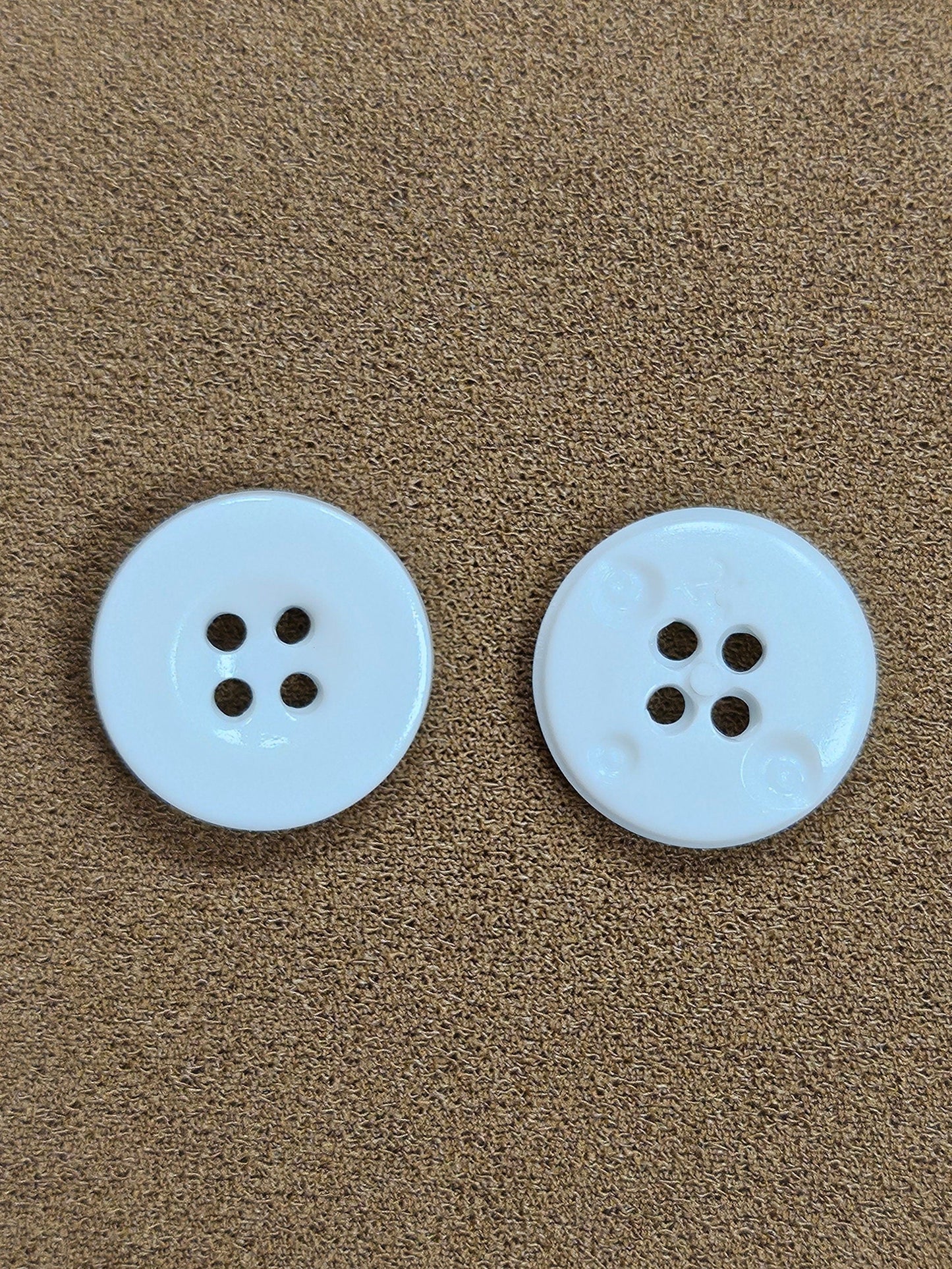 26L (16mm) White buttons, plastic buttons, 4 holes