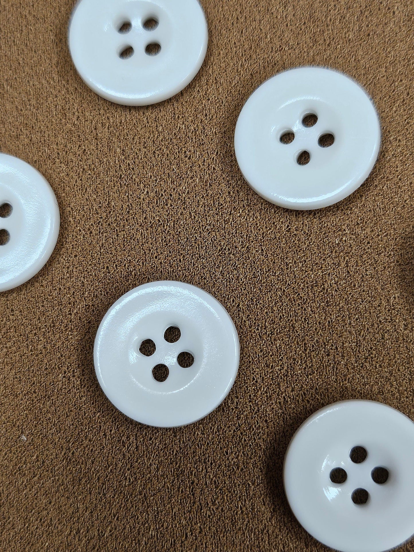 26L (16mm) White buttons, plastic buttons, 4 holes