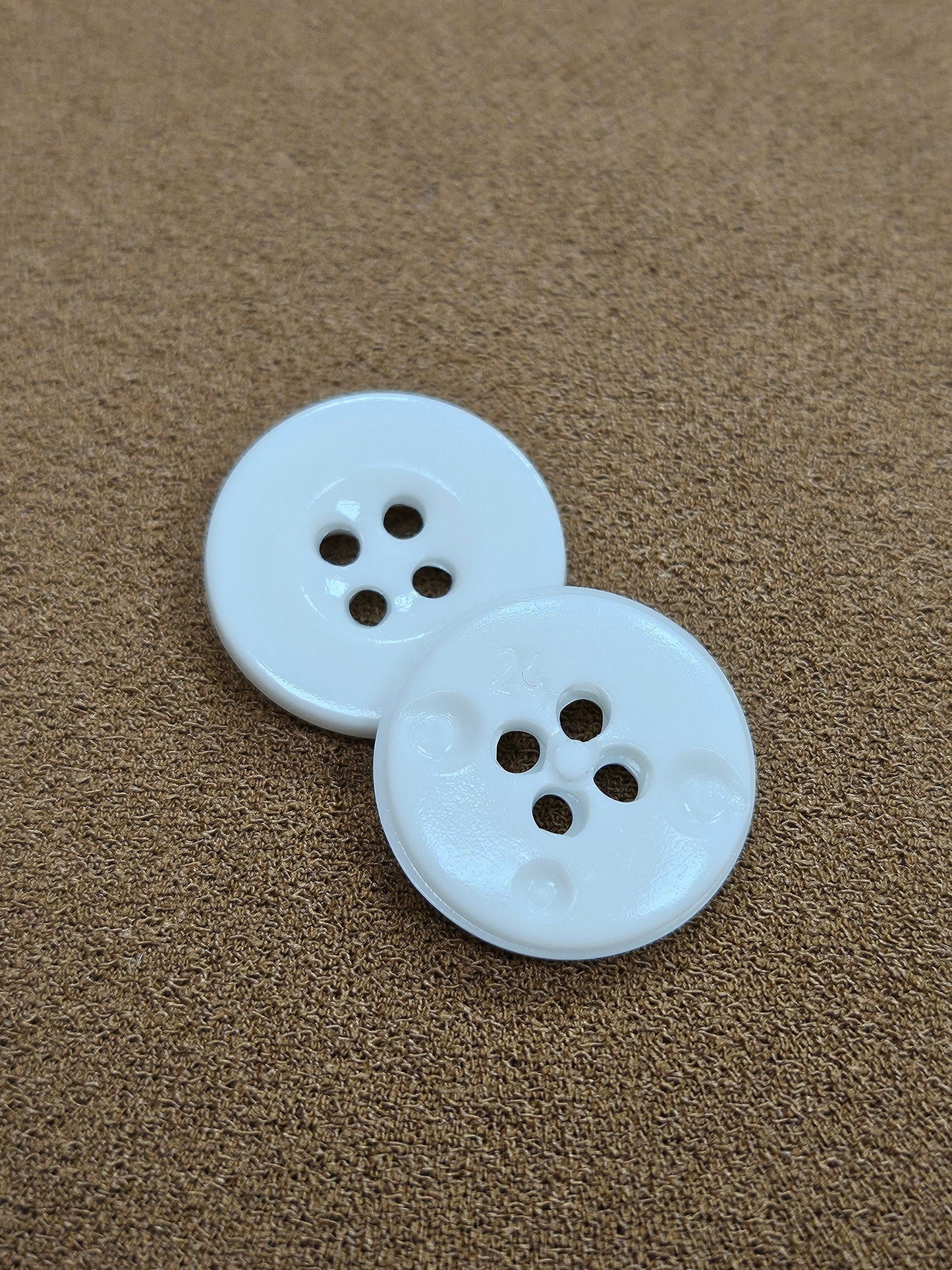 26L (16mm) White buttons, plastic buttons, 4 holes