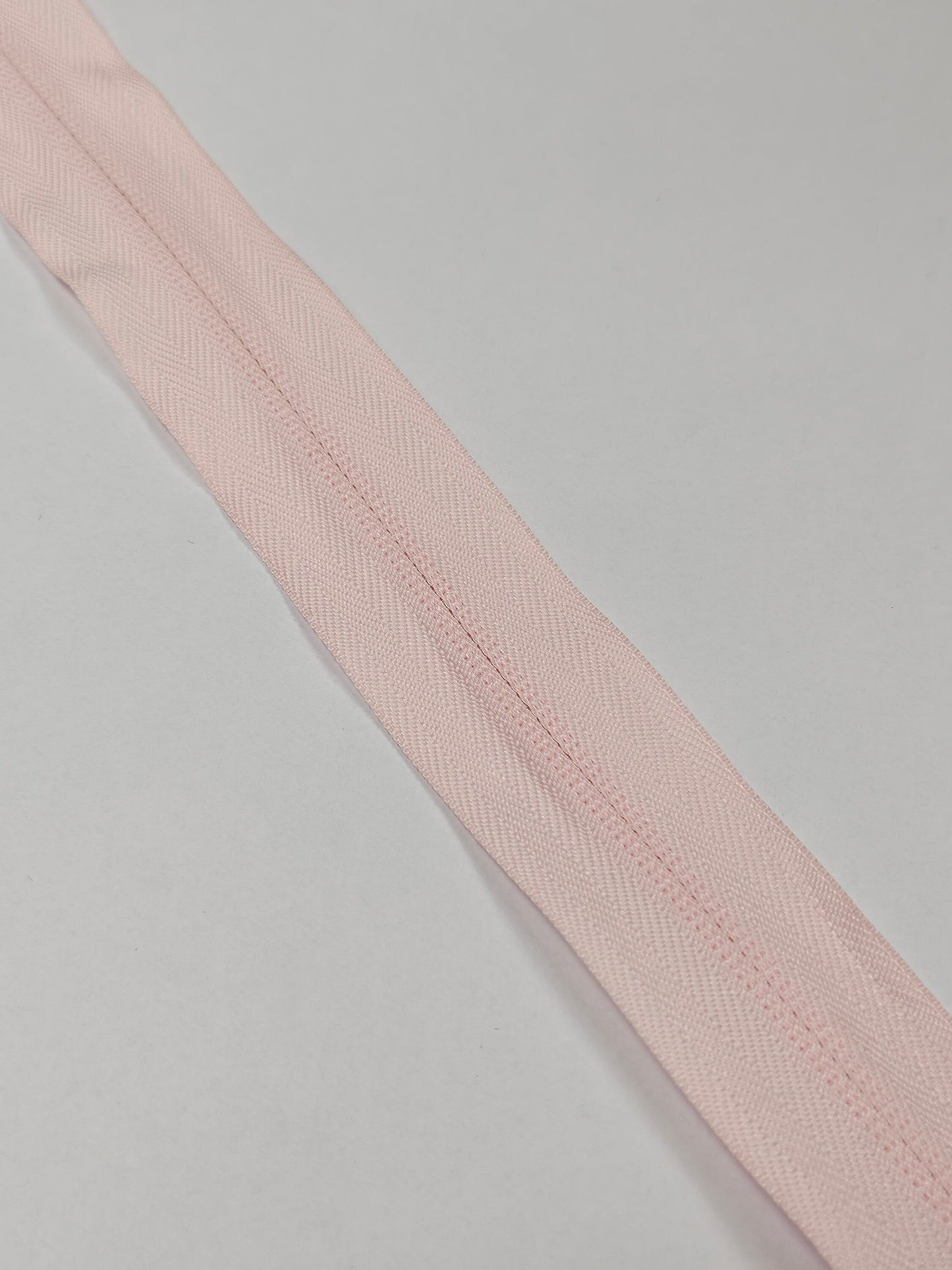 20" 2 way zip, Light pink zip, plastic teeth, metal slider/puller