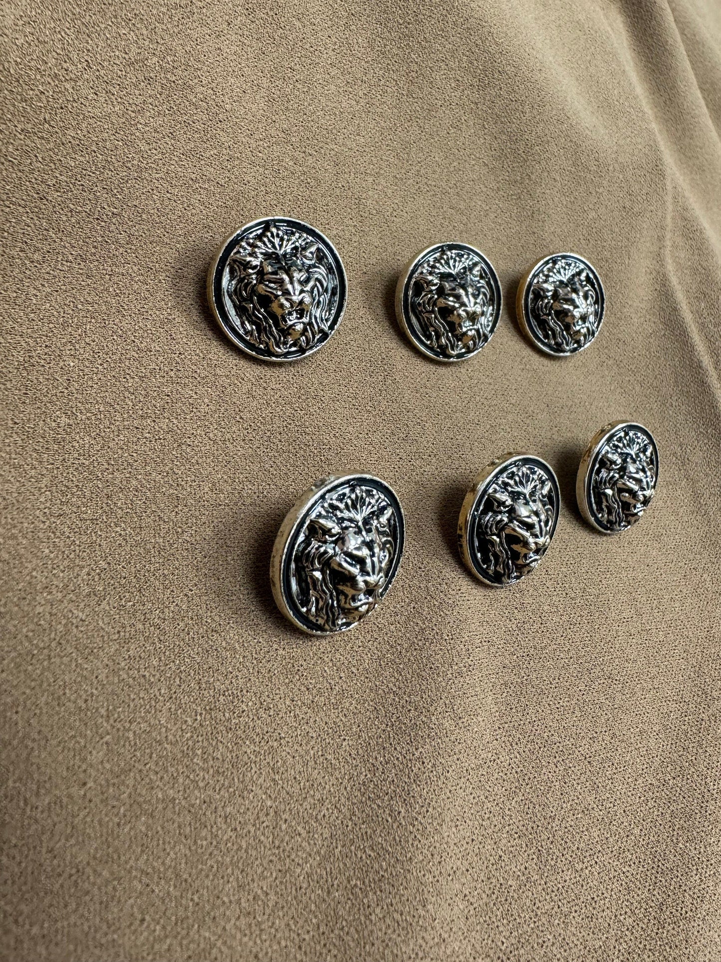 34L-21mm buttons, lion head buttons, lion buttons, buttons, dark gold buttons, gold black effect lion buttons